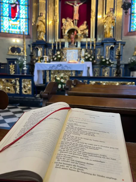 Evangelium aufgeschlagen in Kirche